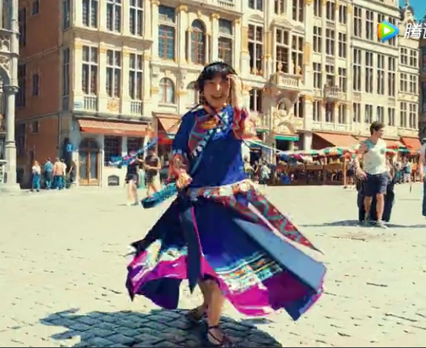 湘西女孩穿着土家族民族服装走遍了全世界