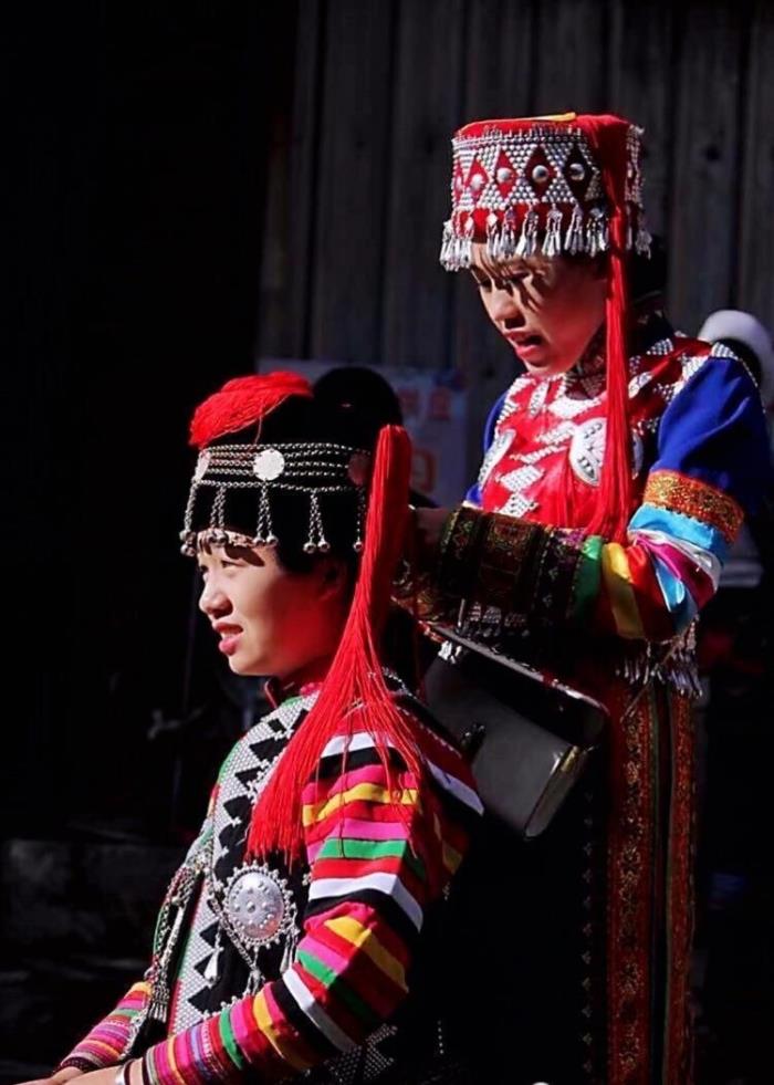 少数民族服饰的来历和特色­——哈尼族传统服装色彩故事