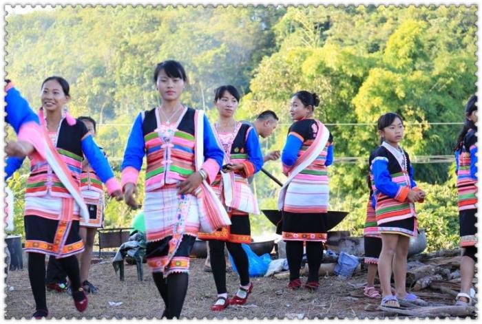 基诺族妇女服装