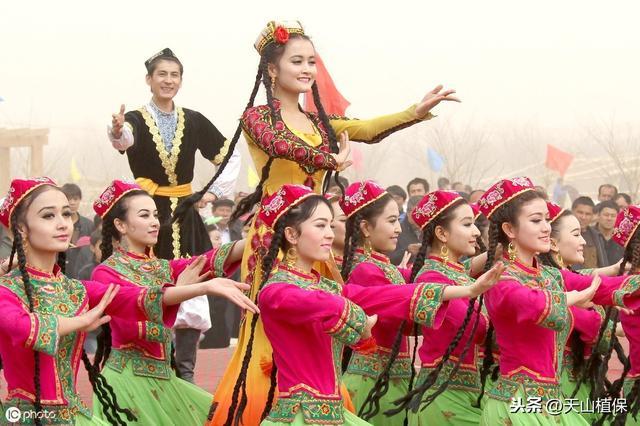 新疆维吾尔族人注重打扮，民族服装讲究，有着突出的民族及宗教特色